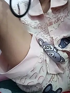 Snapshot of Yoo_j chatting on 10-15-25, 10:59 Yoo j online show from 10-15-25, 10:59