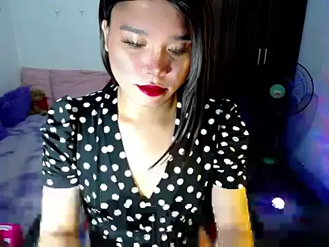 Snapshot of Urassiansweetcummer chatting on 06-15-26, 01:46 Urassiansweetcummer online show from 06-15-26, 01:46