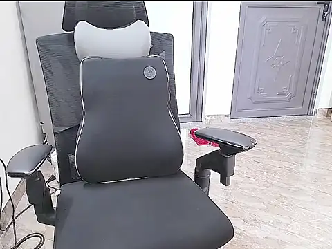 Snapshot of Shulee21 chatting on 10-18-25, 02:25 Shulee21 online show from 10-18-25, 02:25