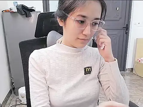 Snapshot of Shulee21 chatting on 10-20-25, 03:40 Shulee21 online show from 10-20-25, 03:40