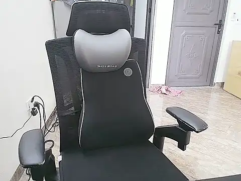 Snapshot of Shulee21 chatting on 10-29-25, 04:37 Shulee21 online show from 10-29-25, 04:37