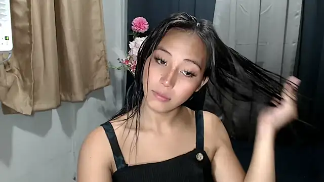 Snapshot of sweetiie_caren chatting on 10-24-25, 04:42 sweetiie caren online show from 10-24-25, 04:42
