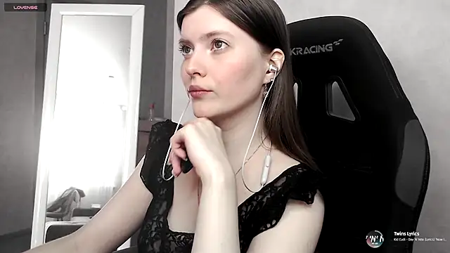 Snapshot of cute_elfy_ chatting on 09-15-25, 02:06 cute elfy  online show from 09-15-25, 02:06