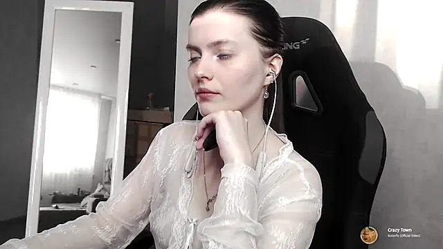 Snapshot of cute_elfy_ chatting on 10-08-25, 02:04 cute elfy  online show from 10-08-25, 02:04