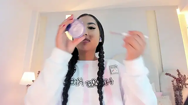 Snapshot of SalomeeBell chatting on 10-08-25, 08:50 SalomeeBell online show from 10-08-25, 08:50