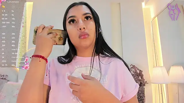 Snapshot of SalomeeBell chatting on 10-16-25, 07:59 SalomeeBell online show from 10-16-25, 07:59