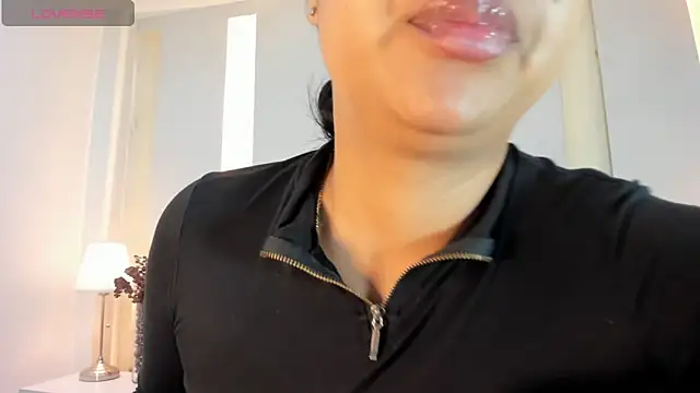 Snapshot of SalomeeBell chatting on 10-27-25, 08:13 SalomeeBell online show from 10-27-25, 08:13