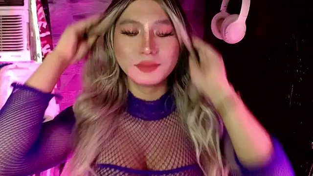 Snapshot of UrhotlucyTS chatting on 11-01-25, 06:59 UrhotlucyTS online show from 11-01-25, 06:59