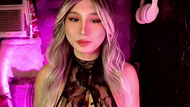 Snapshot of UrhotlucyTS chatting on 11-07-25, 06:46 UrhotlucyTS online show from 11-07-25, 06:46