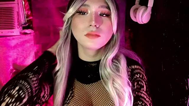 Snapshot of UrhotlucyTS chatting on 12-03-25, 06:54 UrhotlucyTS online show from 12-03-25, 06:54