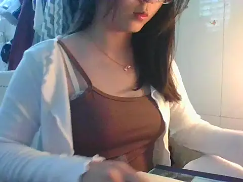 Snapshot of Linzly chatting on 12-17-25, 02:50 Linzly online show from 12-17-25, 02:50