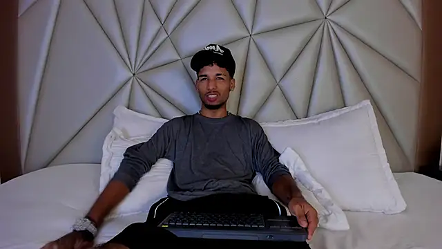 Snapshot of Thiagoferreti chatting on 11-03-25, 09:27 Thiagoferreti online show from 11-03-25, 09:27