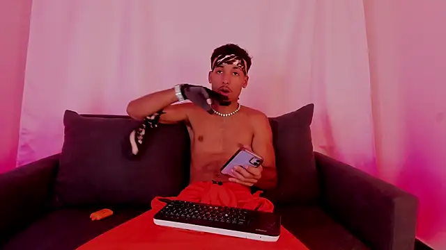 Snapshot of Thiagoferreti chatting on 11-06-25, 07:37 Thiagoferreti online show from 11-06-25, 07:37