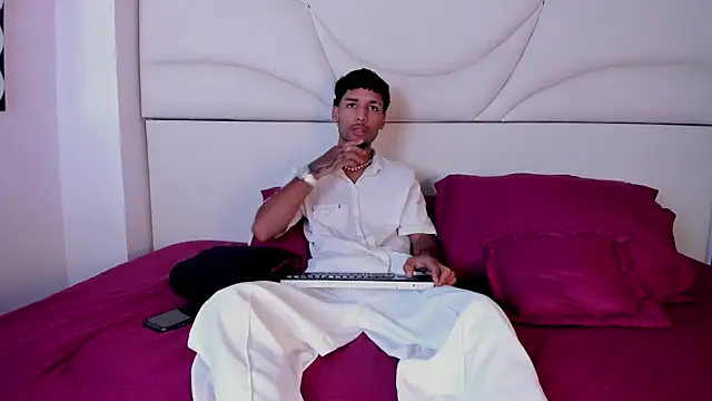 Snapshot of Thiagoferreti chatting on 11-10-25, 08:08 Thiagoferreti online show from 11-10-25, 08:08