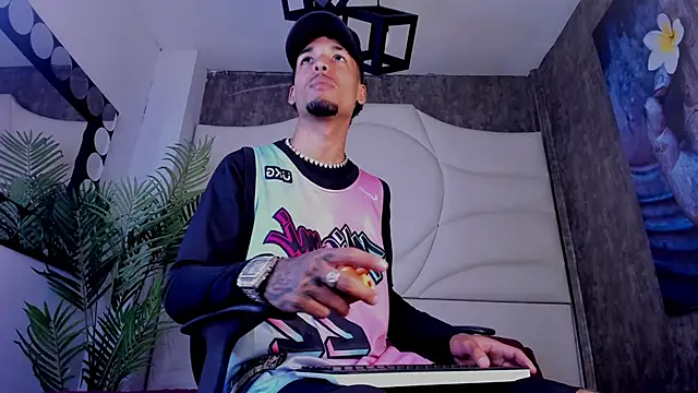 Snapshot of Thiagoferreti chatting on 11-11-25, 07:47 Thiagoferreti online show from 11-11-25, 07:47