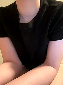 Snapshot of rosecams chatting on 09-27-25, 05:23 rosecams online show from 09-27-25, 05:23