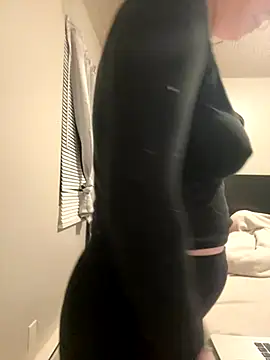 Snapshot of rosecams chatting on 10-13-25, 05:51 rosecams online show from 10-13-25, 05:51