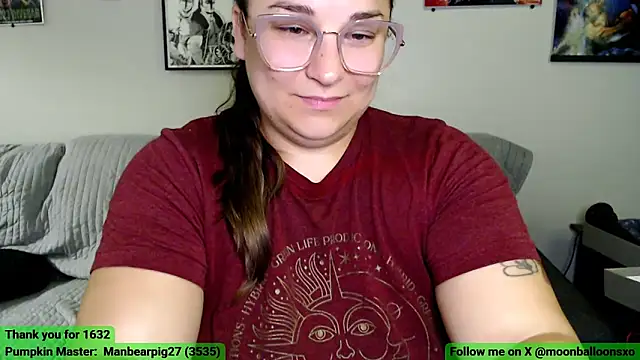 Snapshot of MoonBalloons chatting on 10-12-25, 02:32 MoonBalloons online show from 10-12-25, 02:32