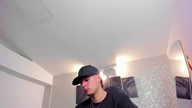 Snapshot of nils_saint chatting on 10-28-25, 03:43 nils saint online show from 10-28-25, 03:43