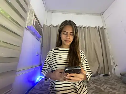 Snapshot of serpenthena_goddess chatting on 10-24-25, 04:42 serpenthena goddess online show from 10-24-25, 04:42