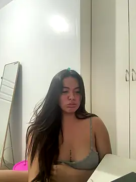 Snapshot of urasianlady chatting on 10-17-25, 04:09 urasianlady online show from 10-17-25, 04:09