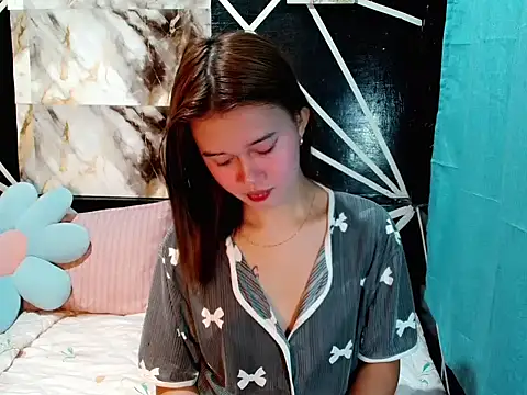 Snapshot of urgirl_mikah chatting on 12-19-25, 03:13 urgirl mikah online show from 12-19-25, 03:13