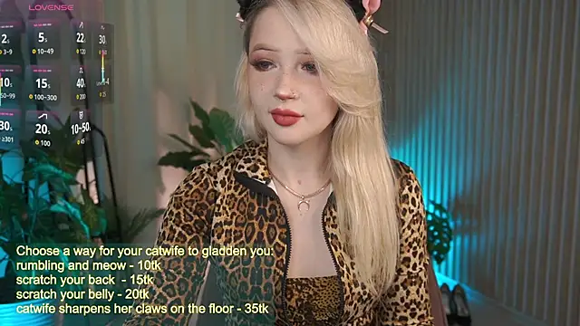 Snapshot of LauraWifeness chatting on 09-17-25, 05:42 LauraWifeness online show from 09-17-25, 05:42