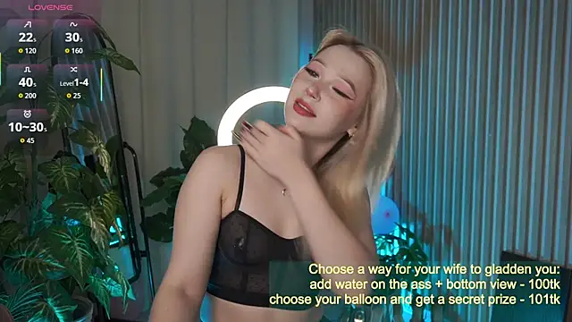 Snapshot of LauraWifeness chatting on 09-27-25, 05:45 LauraWifeness online show from 09-27-25, 05:45