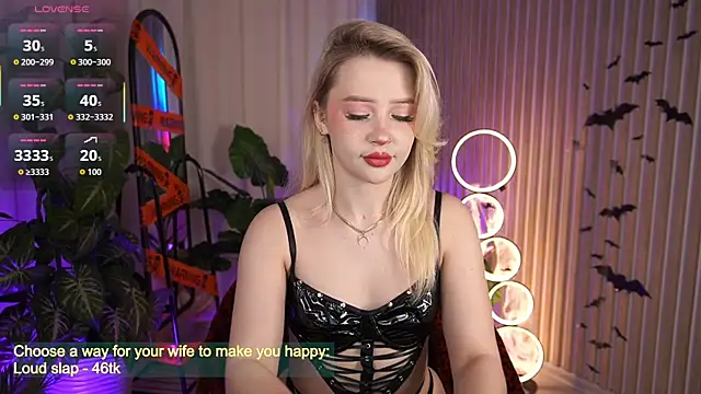 Snapshot of LauraWifeness chatting on 10-28-25, 06:39 LauraWifeness online show from 10-28-25, 06:39