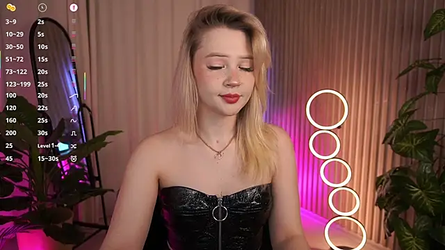 Snapshot of LauraWifeness chatting on 12-14-25, 06:30 LauraWifeness online show from 12-14-25, 06:30