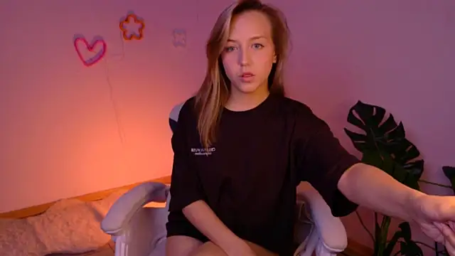 Snapshot of CindySparkl chatting on 06-13-26, 04:43 CindySparkl online show from 06-13-26, 04:43