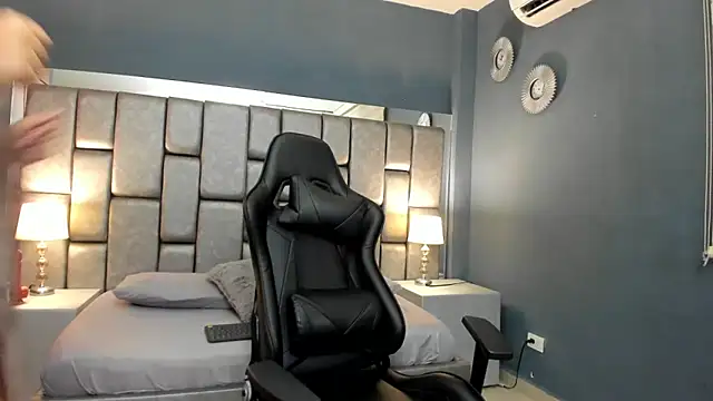 Cata Joness online show from 10-17-25, 04:04