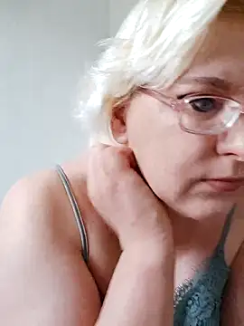 Snapshot of VikaKing chatting on 09-17-25, 08:05 VikaKing online show from 09-17-25, 08:05