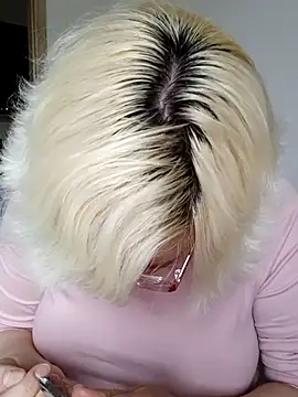 Snapshot of VikaKing chatting on 10-18-25, 08:37 VikaKing online show from 10-18-25, 08:37