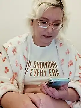 Snapshot of VikaKing chatting on 11-04-25, 04:11 VikaKing online show from 11-04-25, 04:11