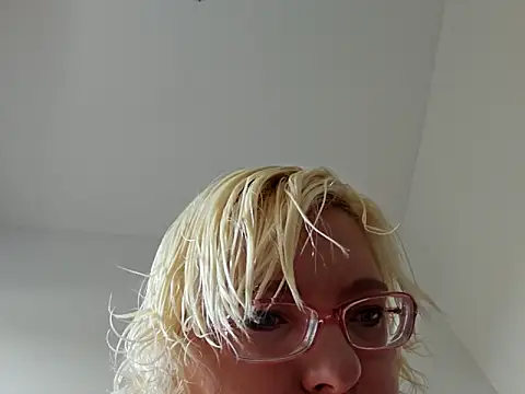 Snapshot of VikaKing chatting on 11-28-25, 09:45 VikaKing online show from 11-28-25, 09:45