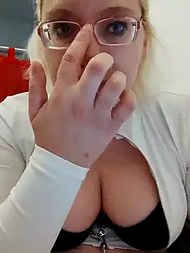 Snapshot of VikaKing chatting on 12-05-25, 08:27 VikaKing online show from 12-05-25, 08:27