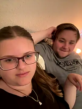 Snapshot of CurvyPaar2 chatting on 09-19-25, 04:07 CurvyPaar2 online show from 09-19-25, 04:07