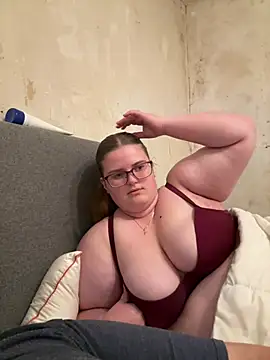 Snapshot of CurvyPaar2 chatting on 03-13-26, 08:04 CurvyPaar2 online show from 03-13-26, 08:04