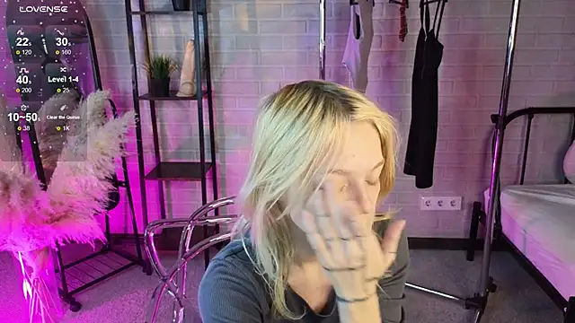 MillaHolt online show from 09-29-25, 08:19