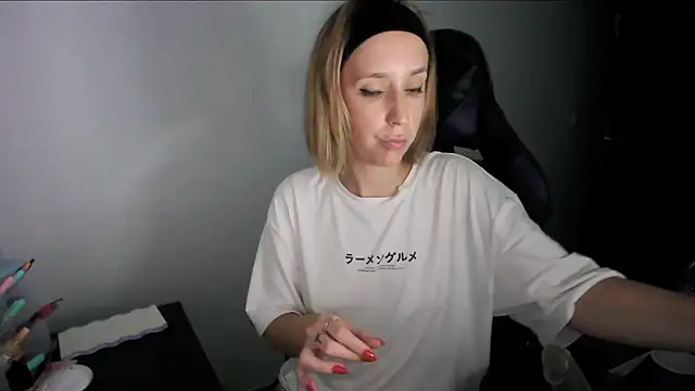 Snapshot of violetofsecret chatting on 10-17-25, 10:23 violetofsecret online show from 10-17-25, 10:23