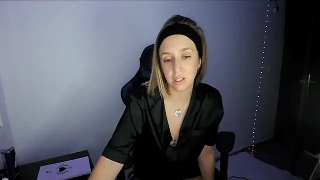 Snapshot of violetofsecret chatting on 11-14-25, 11:02 violetofsecret online show from 11-14-25, 11:02