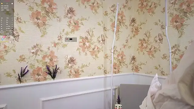 Snapshot of LynnaCure chatting on 09-30-25, 03:22 LynnaCure online show from 09-30-25, 03:22