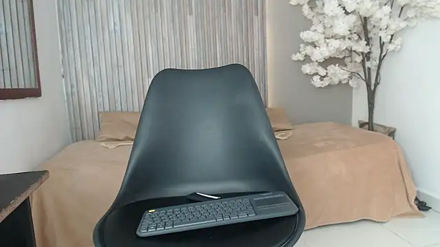 Michellee 20 online show from 10-14-25, 01:34