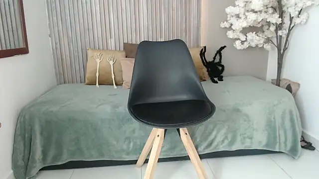 Michellee 20 online show from 10-17-25, 01:46