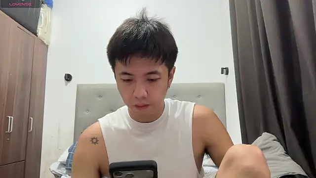 Snapshot of Addictiveboi chatting on 06-08-26, 04:13 Addictiveboi online show from 06-08-26, 04:13