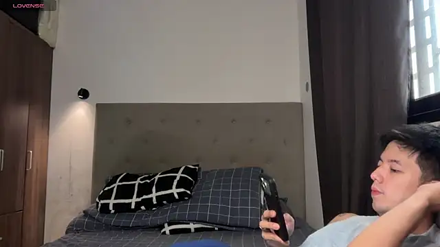 Snapshot of Addictiveboi chatting on 06-12-26, 05:17 Addictiveboi online show from 06-12-26, 05:17