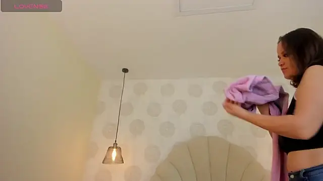 Snapshot of GIANAMILLER6 chatting on 12-02-25, 12:21 GIANAMILLER6 online show from 12-02-25, 12:21