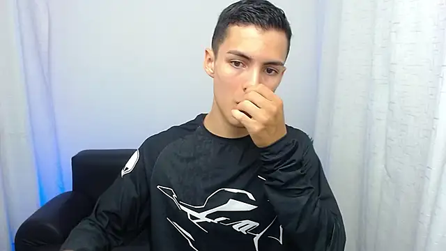 Snapshot of Matiius18 chatting on 11-15-25, 02:02 Matiius18 online show from 11-15-25, 02:02