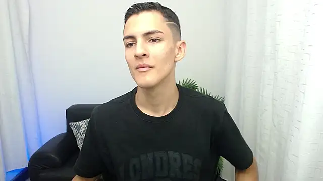 Snapshot of Matiius18 chatting on 11-22-25, 01:54 Matiius18 online show from 11-22-25, 01:54